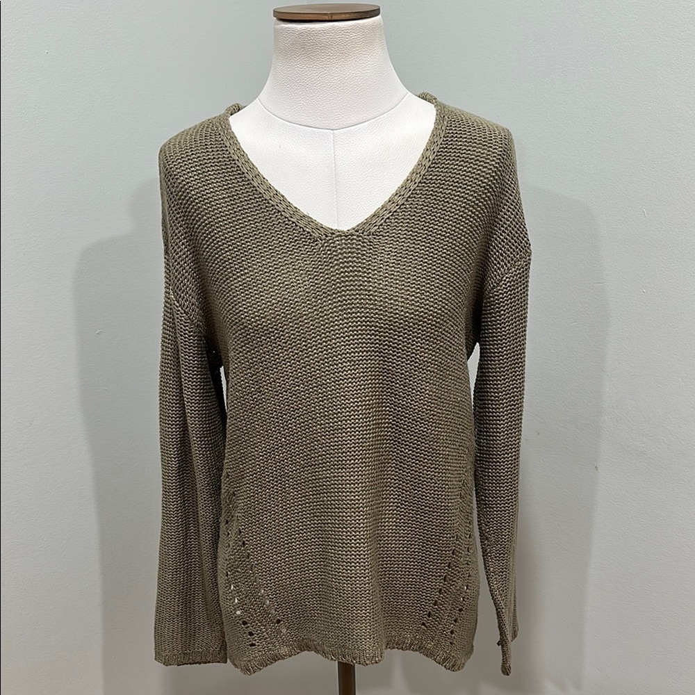 Quinn Green V-Neck Sweater with Textured Hem